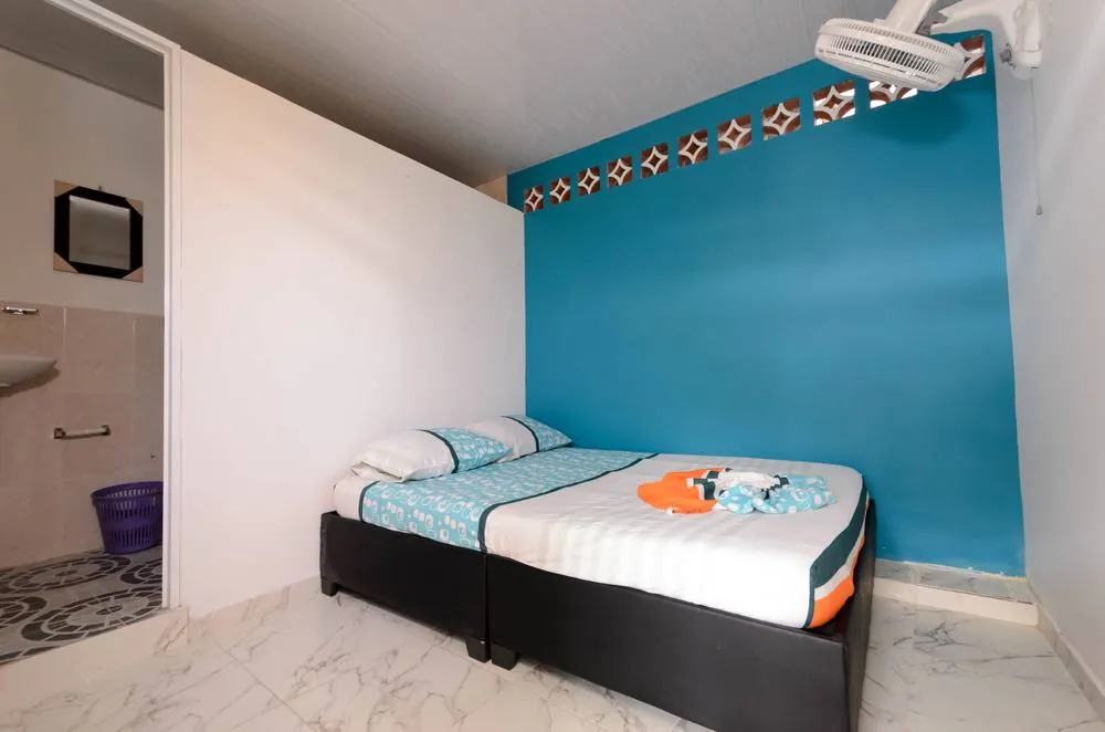 Habitación azul y naranja
