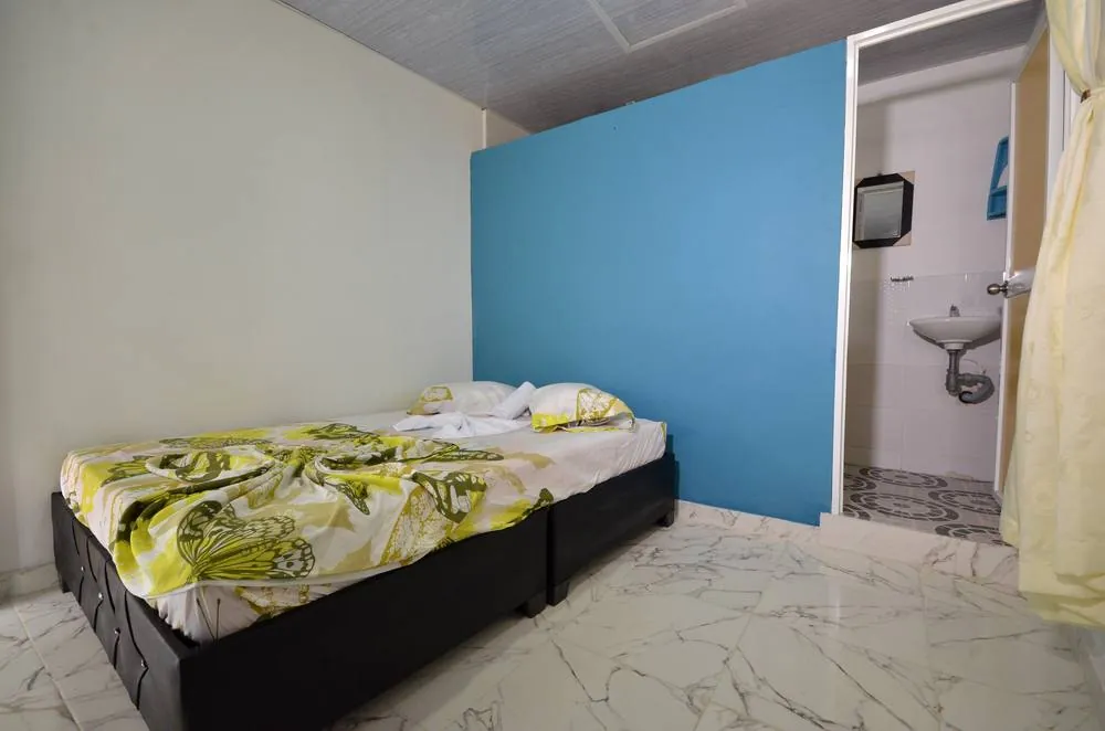 Habitación doble pared azul