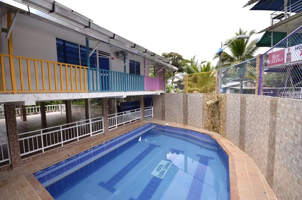 Piscina y fachada